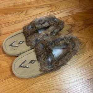 NWT Manitobh Mukluks Slippers